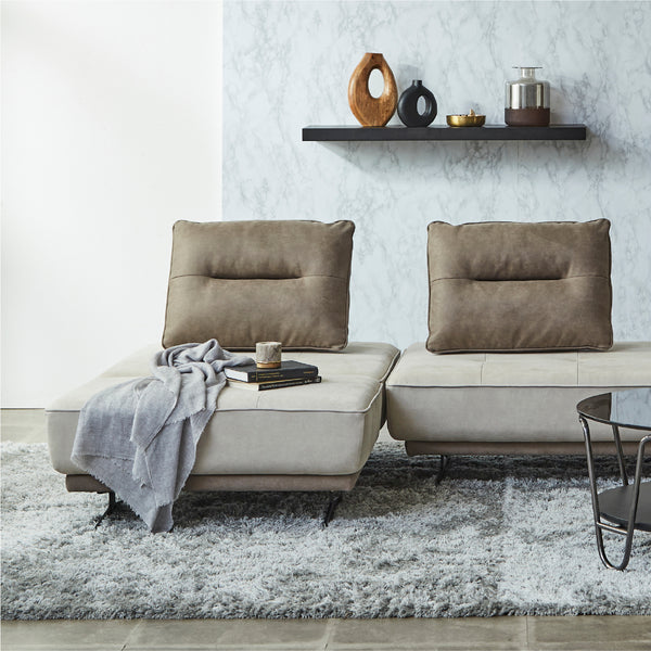 お部屋の中央にレイアウトしても、圧迫感を与えず、空間を広く見せてくれます。 #PLT102 インディーブルー（プライムレザーテックス）