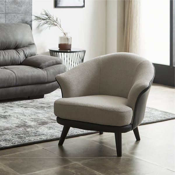 シンプルで上品なイタリアンデザインのオケージョナルソファ「クレビス」。 #Y81/ET82