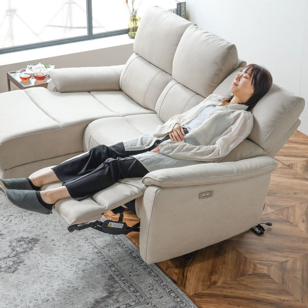 リクライニング機能を作動する際には、高い静音性と滑らかなモーションでくつろぎの時間を妨げません。 #LT03 チャコールブラック（レザーテックス アニリン） #右カウチ