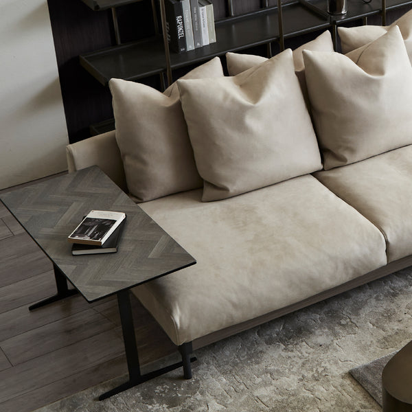 革のような高級感と、季節を問わない快適さを両立しており、夏も冬も心地よさを感じる素材です。 #PLT101 ブルースター（プライムレザーテックス）