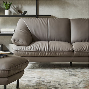 しっかりとしたボリュームのある贅沢な座り心地で、くつろぎの時間をお楽しみいただけます。 #SILT24 スレートグレー（シルキーレザーテックス）