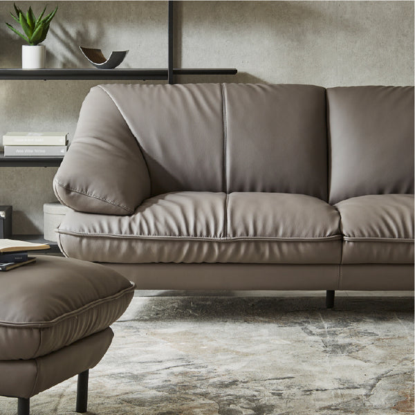 しっかりとしたボリュームのある贅沢な座り心地で、くつろぎの時間をお楽しみいただけます。 #SILT24 スレートグレー（シルキーレザーテックス）