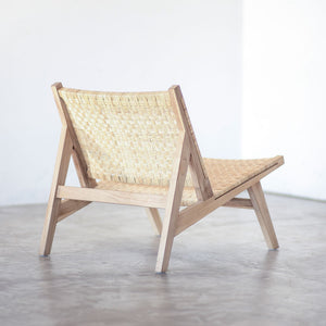 チークは他の木材より密度が高く、材料自身も天然の油分を多く含んでおり、 汚れが表面に留まり容易に浸透しないため、 無塗装でもメンテナンスがしやすいのが特徴です。 #チークナチュラル