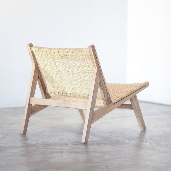 チークは他の木材より密度が高く、材料自身も天然の油分を多く含んでおり、 汚れが表面に留まり容易に浸透しないため、 無塗装でもメンテナンスがしやすいのが特徴です。 #チークナチュラル