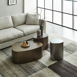 少し丸みを帯びた不規則な三角形の形に、スタイリッシュな印象与えるステンレス素材を使用しています。唯一無二の存在感を放ちます。 #メタルシルバー