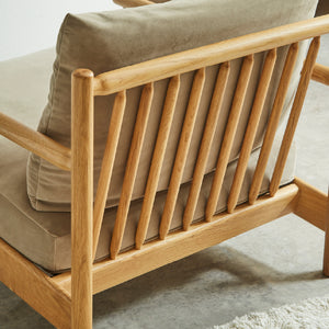 肘や脚部は繊細な面取りや絶妙なラインで仕上げられており、小ぶりながらも空間に品のある存在感を与えます。 #Y81 ルーケホワイト（ファブリックAランク）