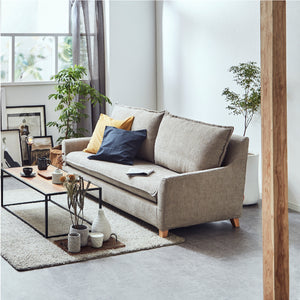 ソファにしっかりと身体を預けて、ゆったりとくつろぐことができます。 #A41 カスタード（ファブリックAランク）