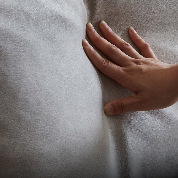 張地にはレザーテックス生地を使用。夏は通気性が良く、冬はひんやりしにくいので年中快適に過ごせます。 #PLT111 プラチナグレー（プライムレザーテックス）