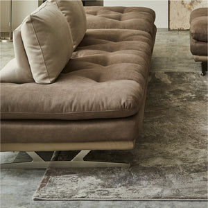 脚部にはスタイリッシュなステンレスを採用。表面にヘアライン加工を施し、高級感のある仕上がりに。 #PLT112 ヨーロピアングレー×FLT06 トープベージュ #シルバーヘアライン