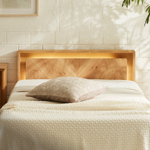 ヘッドボードに施された矢張りのデザインは、 空間にさりげないアクセントに。 #シングル