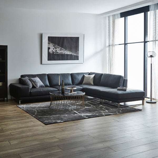 広い座面にエレガントな鉄脚。リゾート感漂うデザインが普遍的な魅力を持つ本格ソファです。 #SLT11 アーモンドブラウン（スーパーレザーテックス）