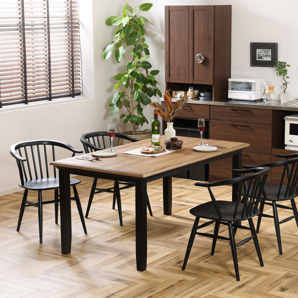 オーク無垢材を使用したどんなお部屋にも合わせやすいダイニングテーブル。 シンプルな中にもクラシックな雰囲気が漂うデザインです。 #135cm #ナチュラル脚