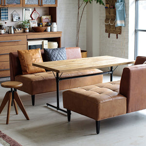 一般的なダイニングセットに比べて、全体的に低くなるので圧迫感が軽減します。 #ブラウン