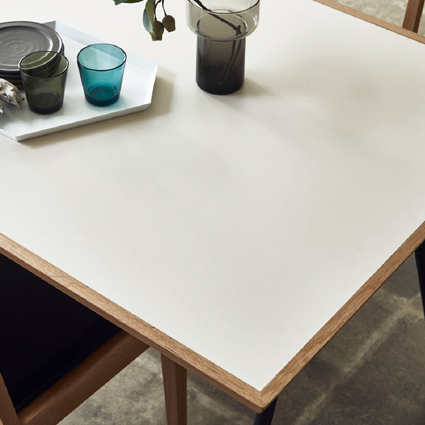 オーク×アイボリー：ホワイトオークによく馴染む、あたたかみのある明るいアイボリー。 #ウォールナット × メラミン グレー石目 #幅150cm #スチール脚A