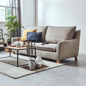 カジュアルなデザインのクッションとスタイリッシュなフレームを組み合わせたソファ「サボン」。 #A41 カスタード（ファブリックAランク）