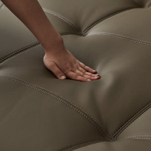 高密度ウレタンフォームと硬めのウレタンフォームを２層に重ね、硬めの座り心地になっています。 #PLT113 モードグレー（プライムレザーテックス）