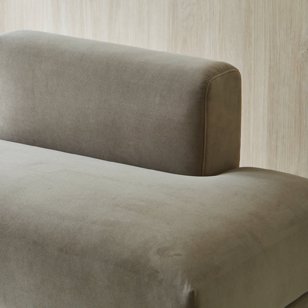 優しいグレージュの色合いは、<br>どんなお部屋にも 自然に溶け込み、心地よい空間を演出。 #右背