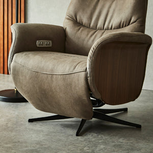 座面は予め約15度の傾斜をつけているため、自然とより深く腰掛けてリラックスできます。 #PLT112 ヨーロピアングレー（プライムレザーテックス）