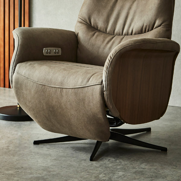 座面は予め約15度の傾斜をつけているため、自然とより深く腰掛けてリラックスできます。 #PLT112 ヨーロピアングレー（プライムレザーテックス）