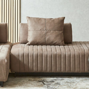 ソファに置くだけ、簡単設置。ずっしりとした重さと厚みでずれる心配がなく、身体をしっかり支えます。 #LT01 キャメル（レザーテックス アニリン）