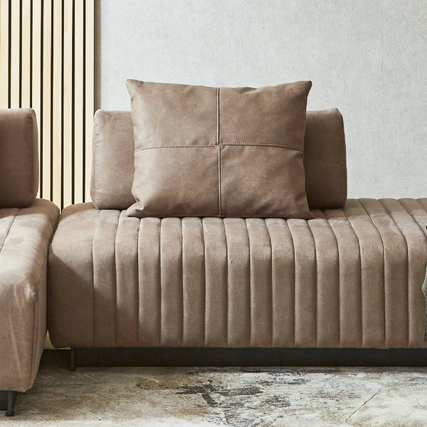 ソファに置くだけ、簡単設置。ずっしりとした重さと厚みでずれる心配がなく、身体をしっかり支えます。 #LT01 キャメル（レザーテックス アニリン）