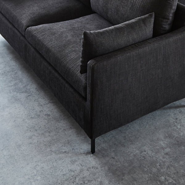 エッジを聞かせたクッションとシャープな脚がアーバンモダンな雰囲気を醸し出します。 #A41 カスタード（ファブリックAランク）