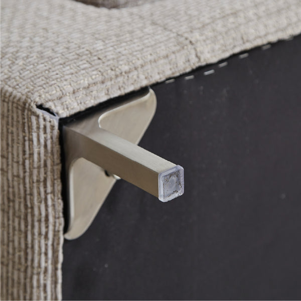 すっきりとしたシルバーの脚が、スタイリッシュでモダンな雰囲気を演出します。 #A41 カスタード（ファブリックAランク）