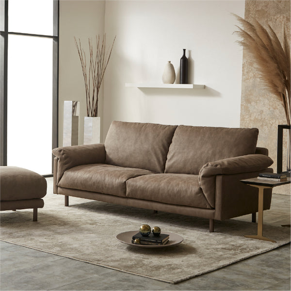 オットマンを組み合わせることで、足を伸ばしてゆったりくつろげるスタイルとしてもお使いいただけます。 #PLT111 プラチナグレー（プライムレザーテックス）