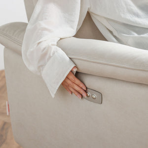 リクライニング操作はソファの左側にあるボタンを軽く押すだけです。お好みの姿勢調節が簡単にできます。 #LT01 キャメル（レザーテックス アニリン） #左カウチ