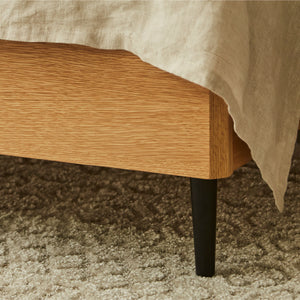 フレームは、美しい木目のオーク材を採用しており、<br> 上質で洗練された雰囲気を演出。 #シングル #ベッドフレーム単体