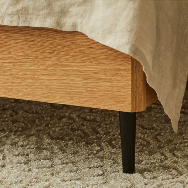 フレームは、美しい木目のオーク材を採用しており、<br> 上質で洗練された雰囲気を演出。 #シングル #ベッドフレーム単体