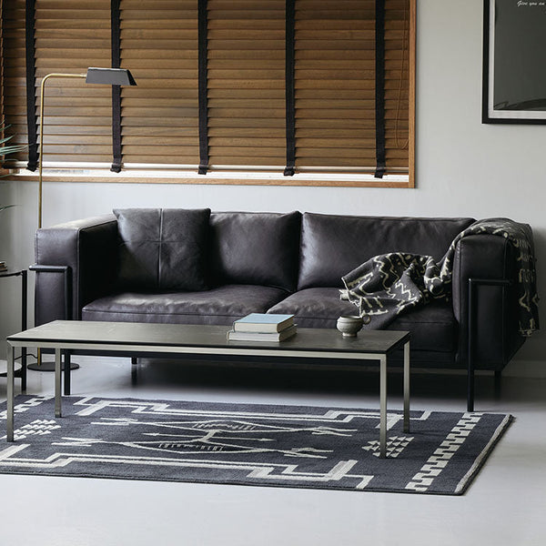 背の部分が低く設計させているので、お部屋での圧迫感が軽減されます。 #アッシュブラック（スーパーレザーテックス）