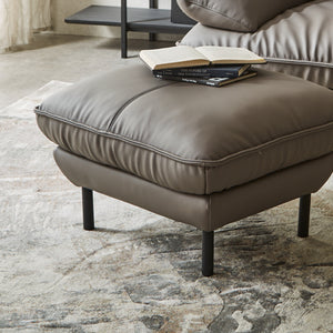 直感的に座りたくなり、思わず身体を預けたくなるような魅力を放つ、美しく洗練されたデザイン。 #SILT24 スレートグレー（シルキーレザーテックス）