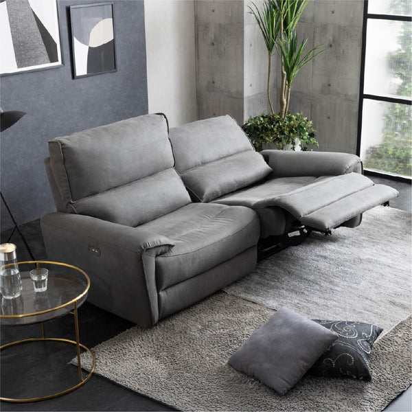 リクライニングは座面ごと前にせり出すタイプなので、後部は壁から約14cm離すだけで設置可能。 #LT01 キャメル（レザーテックス アニリン）