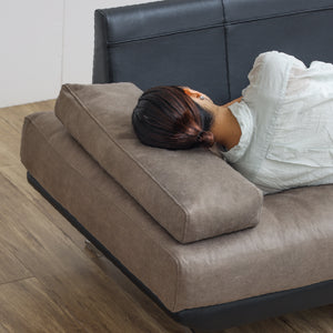 横になってくつろぐ際には、枕としても使えるので便利です。 #PLT111 プラチナグレー（プライムレザーテックス）