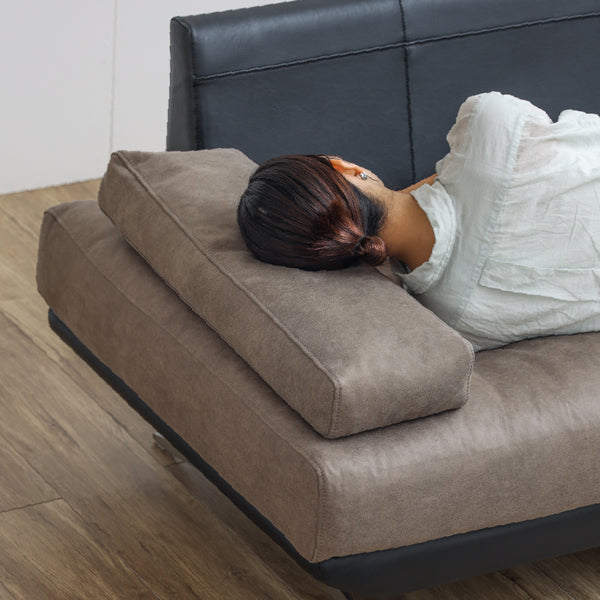 横になってくつろぐ際には、枕としても使えるので便利です。 #PLT111 プラチナグレー（プライムレザーテックス）