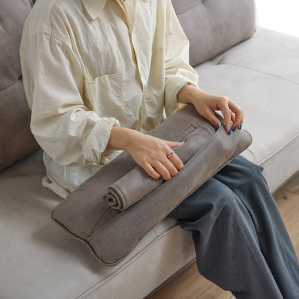 布を丸めてクッション背面のポケットに収納することで様々な使い方が出来ます。 #PLT101 ブルースター（プライムレザーテックス） #プライム レザーテックス