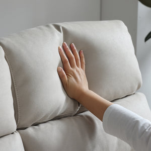 張地にはレザーテックスを採用。夏は通気性がよく、冬はひんやりしにくいので年中快適に過ごせます。 #PLT111 プラチナグレー（プライムレザーテックス）