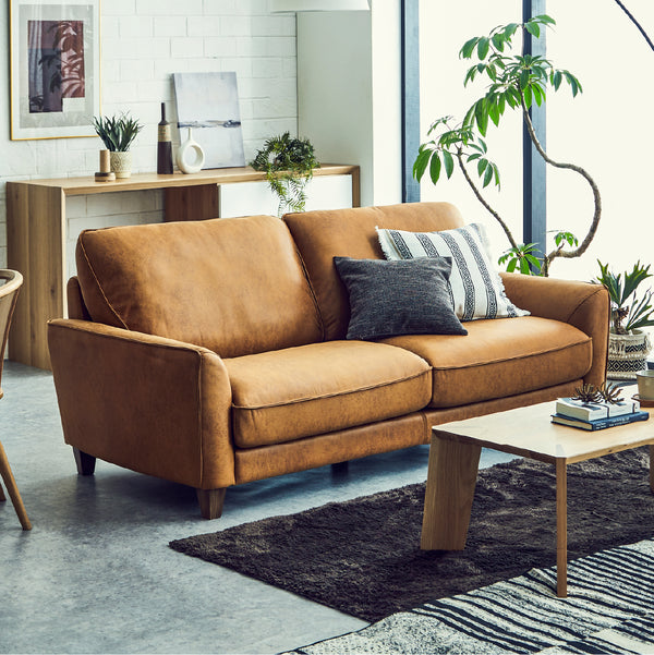 様々なインテリアに調和するシンプルモダンなソファ「ベルトーネ」。 #LT01 キャメル（レザーテックス アニリン）