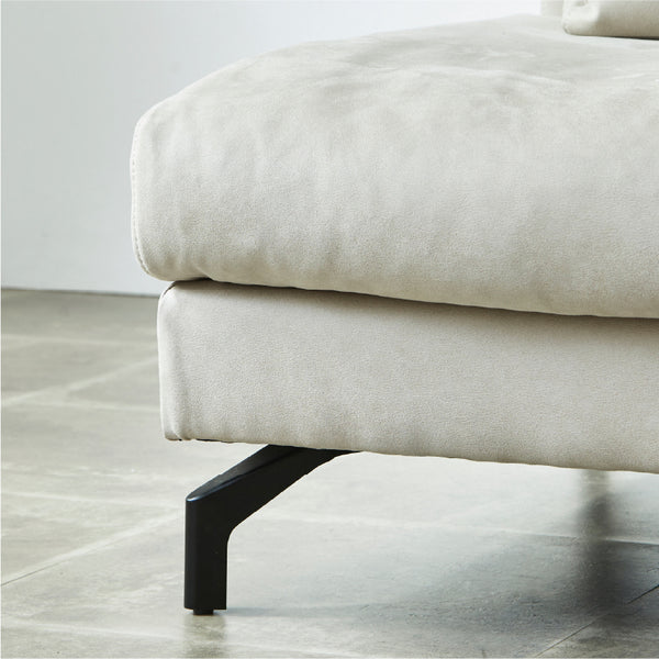 脚の独特な形状はソファとのバランスを最大限に考え、こだわり抜いた美しい仕上がり。 #PLT111 プラチナグレー（プライムレザーテックス）