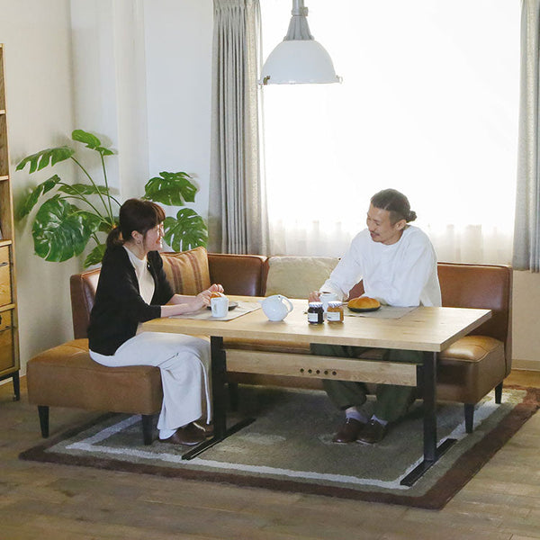 L字型にすると、程よい距離感で食事や会話を楽しめます。 #ブラウン