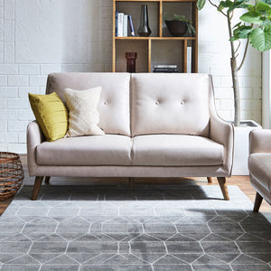 特徴的なカーブかかった肘と、すっきりとした木脚を用いた北欧モダンな雰囲気のソファです。 #FLT84 クレイグリーン（ユーロテック）