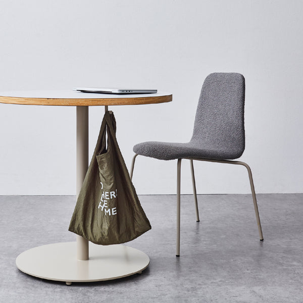 シンプルで洗練されたワントーンカラーのダイニングチェア MORNO〈モルノ〉 #ライトグレー