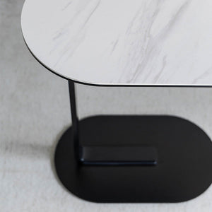 天板は角のないオーバル型で柔らかさを感じさせるデザインです。 #ブラック