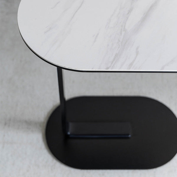 天板は角のないオーバル型で柔らかさを感じさせるデザインです。 #ブラック