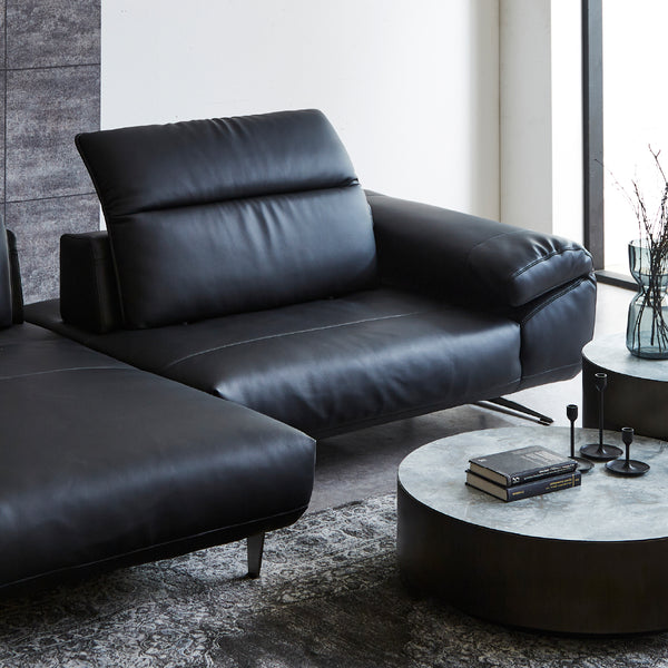 形が変形する特徴的な背とアームレスト。 #LT01 キャメル（レザーテックス アニリン）