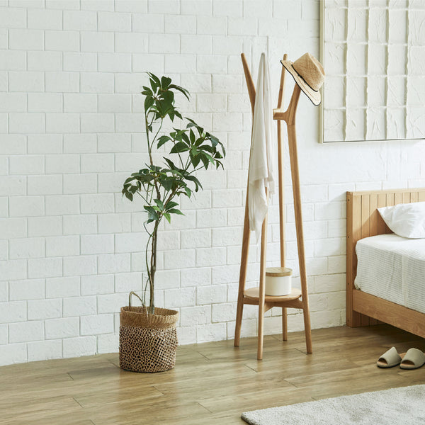 細部を角のない丸みのあるディテールに仕上げることで<br> シンプルながらに洗練された佇まい。 #節有オーク