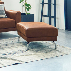 シルバー脚が印象的な重厚感のあるヨーロピアンモダンデザイン。ロンバルディアソファ用のオットマンです。 #LT01 キャメル（レザーテックス アニリン）