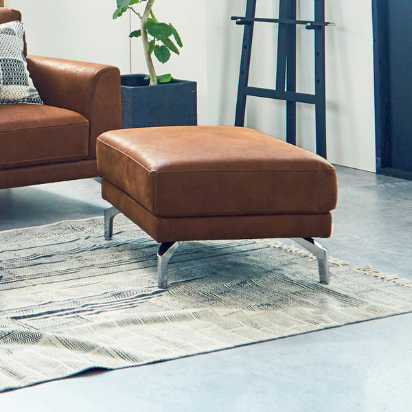 シルバー脚が印象的な重厚感のあるヨーロピアンモダンデザイン。ロンバルディアソファ用のオットマンです。 #LT01 キャメル（レザーテックス アニリン）