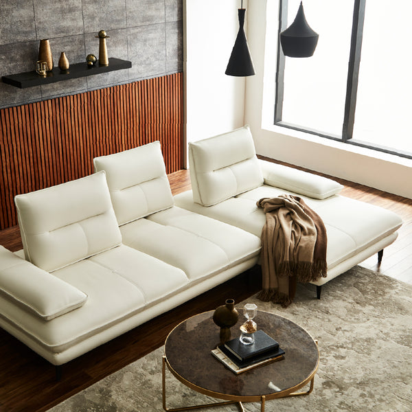 背を前後に動かすことができるため、座る人のお好みの姿勢で理想のくつろぎを叶えます。 #SILT22 フロスホワイト（シルキーレザーテックス） #左カウチ